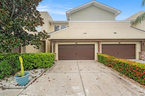 Townhouse in Tarpon Springs, Florida 3 bedrooms, 211.35 sq.m. № 1913785 - photo 1