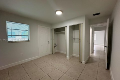 Casa en alquiler en Miami, Florida, 1 dormitorio, 230.3 m2 № 2006669 - foto 4