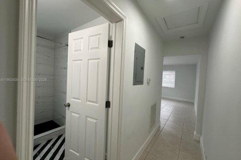 Casa en alquiler en Miami, Florida, 1 dormitorio, 230.3 m2 № 2006669 - foto 6