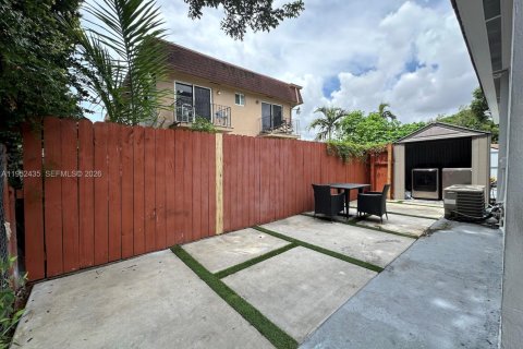 Casa en alquiler en Miami, Florida, 1 dormitorio, 230.3 m2 № 2006669 - foto 2