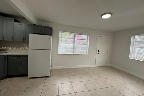 Casa en alquiler en Miami, Florida, 1 dormitorio, 230.3 m2 № 2006669 - foto 9
