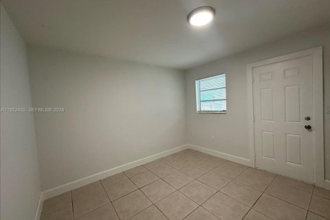 Casa en alquiler en Miami, Florida, 1 dormitorio, 230.3 m2 № 2006669 - foto 3