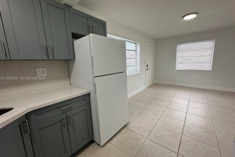 Casa en alquiler en Miami, Florida, 1 dormitorio, 230.3 m2 № 2006669 - foto 10
