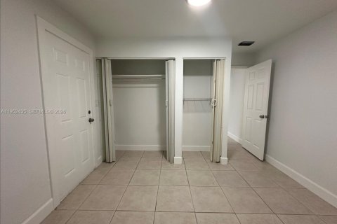 Casa en alquiler en Miami, Florida, 1 dormitorio, 230.3 m2 № 2006669 - foto 5