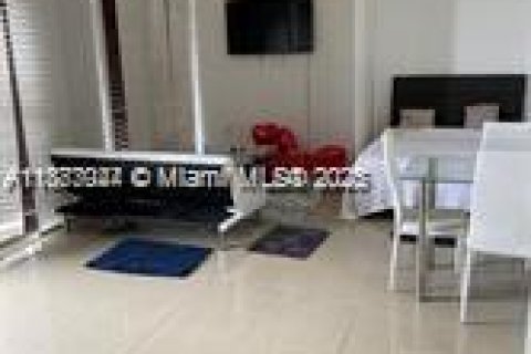 Condo in Miami, Florida  № 1932931 - photo 8