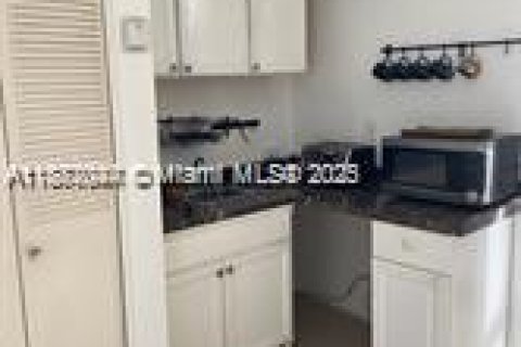 Condo in Miami, Florida  № 1932931 - photo 7