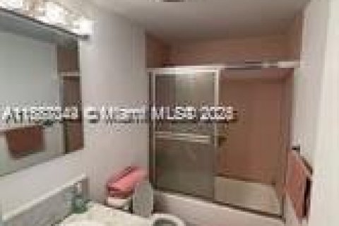 Condo in Miami, Florida  № 1932931 - photo 13