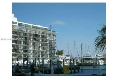 Condo in Miami, Florida  № 1932931 - photo 1
