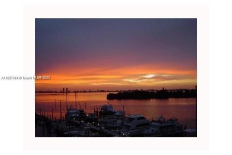 Condo in Miami, Florida  № 1932931 - photo 17