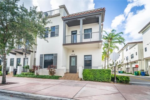 Adosado en venta en Doral, Florida, 5 dormitorios, 250.46 m2 № 1946677 - foto 1