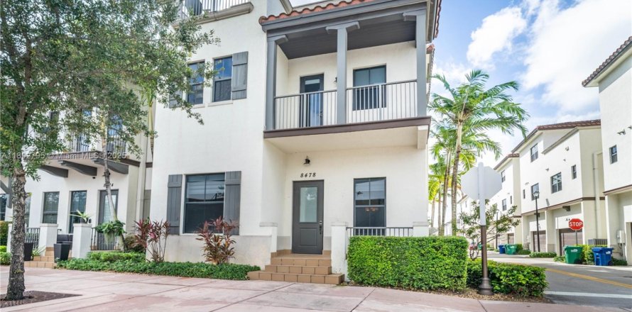 Adosado en Doral, Florida 5 dormitorios, 250.46 m2 № 1946677