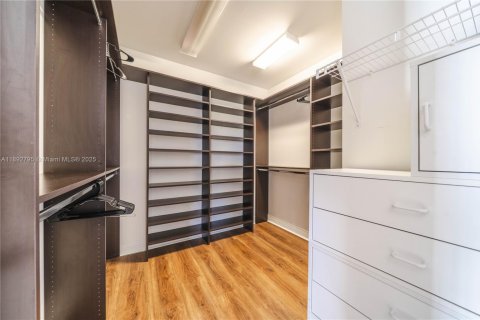 Adosado en venta en Doral, Florida, 5 dormitorios, 250.46 m2 № 1946677 - foto 25