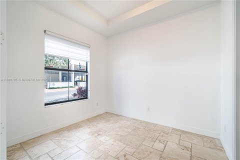 Adosado en venta en Doral, Florida, 5 dormitorios, 250.46 m2 № 1946677 - foto 15