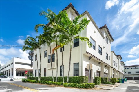 Adosado en venta en Doral, Florida, 5 dormitorios, 250.46 m2 № 1946677 - foto 5