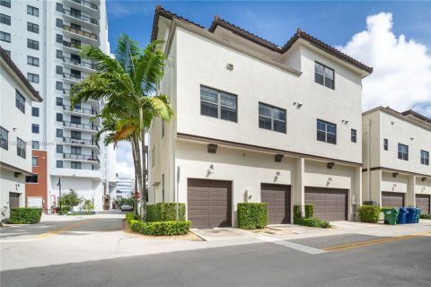 Adosado en venta en Doral, Florida, 5 dormitorios, 250.46 m2 № 1946677 - foto 6