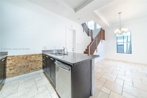 Adosado en venta en Doral, Florida, 5 dormitorios, 250.46 m2 № 1946677 - foto 11