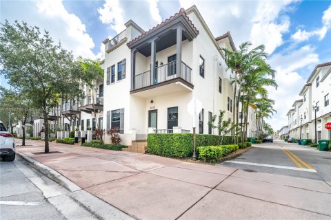 Adosado en venta en Doral, Florida, 5 dormitorios, 250.46 m2 № 1946677 - foto 2