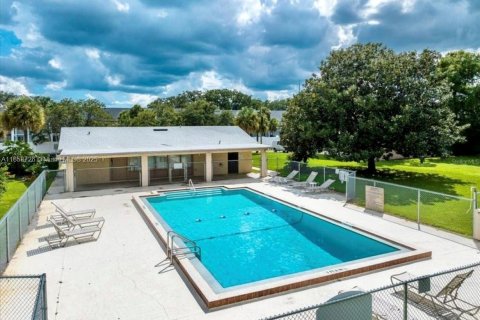 Condo in Orlando, Florida, 2 bedrooms  № 1887552 - photo 1
