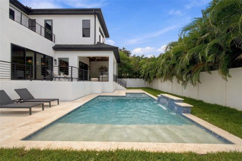 House in Tampa, Florida 5 bedrooms, 451.41 sq.m. № 2410107 - photo 8