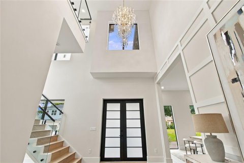 House in Tampa, Florida 5 bedrooms, 451.41 sq.m. № 2410107 - photo 12