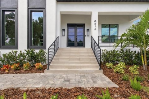 House in Tampa, Florida 5 bedrooms, 451.41 sq.m. № 2410107 - photo 5