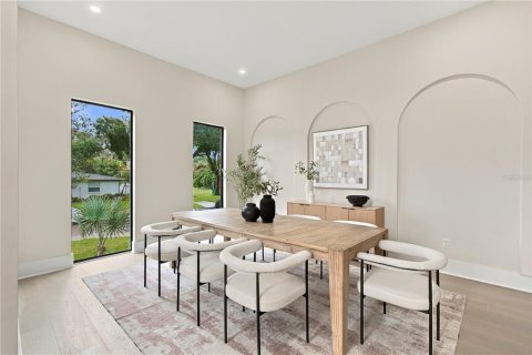 House in Tampa, Florida 5 bedrooms, 451.41 sq.m. № 2410107 - photo 16