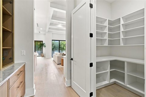 House in Tampa, Florida 5 bedrooms, 451.41 sq.m. № 2410107 - photo 21