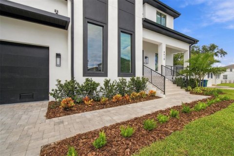 House in Tampa, Florida 5 bedrooms, 451.41 sq.m. № 2410107 - photo 4