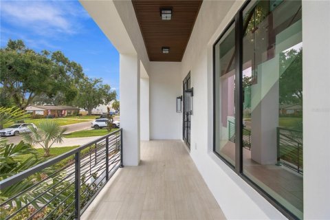 House in Tampa, Florida 5 bedrooms, 451.41 sq.m. № 2410107 - photo 6