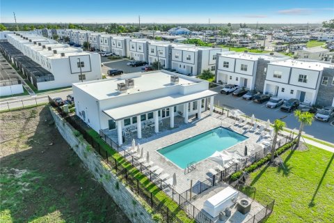 Adosado en venta en Davenport, Florida, 6 dormitorios, 242.29 m2 № 2149598 - foto 30