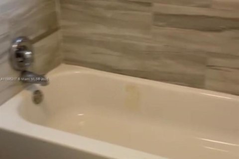 Снять в аренду квартиру в Уэст-Палм-Бич, Флорида 2 спальни, 45.71м2, № 1930641 - фото 7