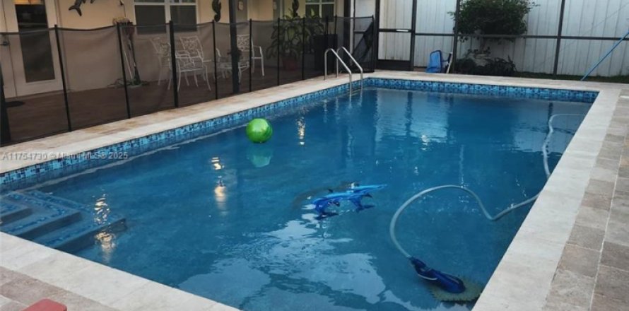 House in Cutler Bay, Florida 4 bedrooms, 164.72 sq.m. № 1860114