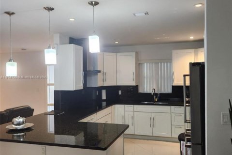 House in Cutler Bay, Florida 4 bedrooms, 164.72 sq.m. № 1860114 - photo 6