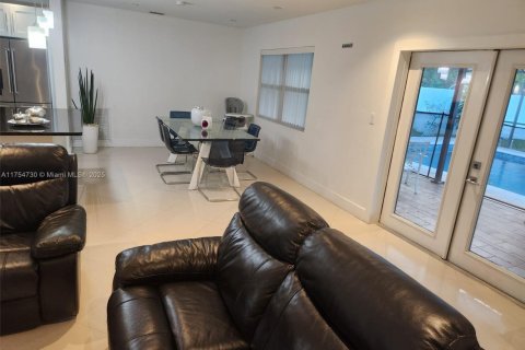 House in Cutler Bay, Florida 4 bedrooms, 164.72 sq.m. № 1860114 - photo 10