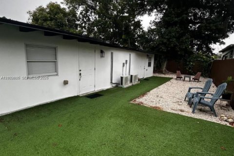 Immobilier commercial à Miami, Floride 1 chambre, 125.7 m2 № 2407459