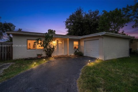 Casa en venta en North Lauderdale, Florida, 3 dormitorios, 117.52 m2 № 2260261 - foto 2