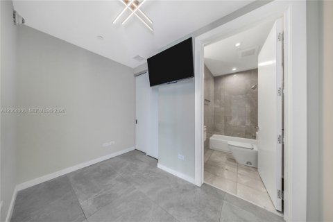 Condominio en venta en Sunny Isles Beach, Florida, 5 dormitorios, 336.77 m2 № 2274998 - foto 23