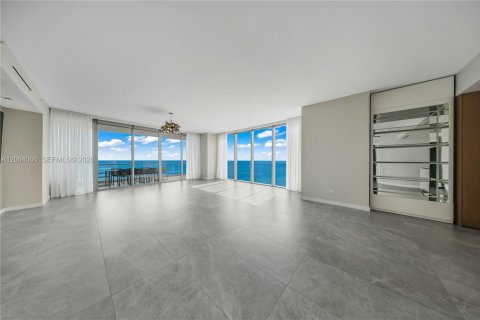 Condominio en venta en Sunny Isles Beach, Florida, 5 dormitorios, 336.77 m2 № 2274998 - foto 4