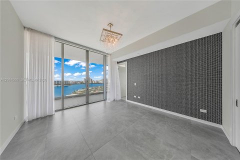 Condominio en venta en Sunny Isles Beach, Florida, 5 dormitorios, 336.77 m2 № 2274998 - foto 12