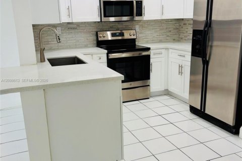 Condo in Hialeah, Florida, 1 bedroom  № 2399657 - photo 4