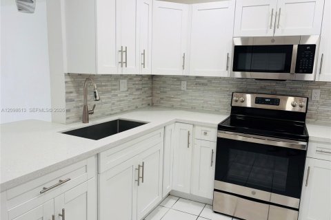 Condo in Hialeah, Florida, 1 bedroom  № 2399657 - photo 5