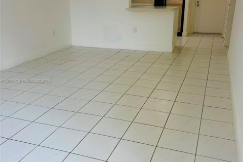 Condo in Hialeah, Florida, 1 bedroom  № 2399657 - photo 2