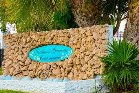 Condo in Hialeah, Florida, 1 bedroom  № 2399657