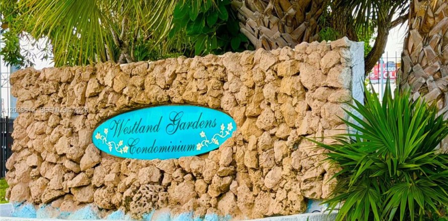 Condo in Hialeah, Florida, 1 bedroom  № 2399657