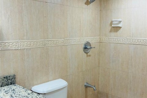 Condo in Hialeah, Florida, 1 bedroom  № 2399657 - photo 8