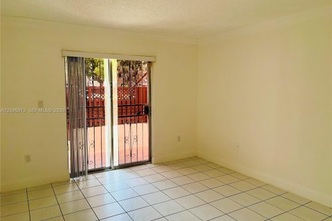 Condo in Hialeah, Florida, 1 bedroom  № 2399657 - photo 6