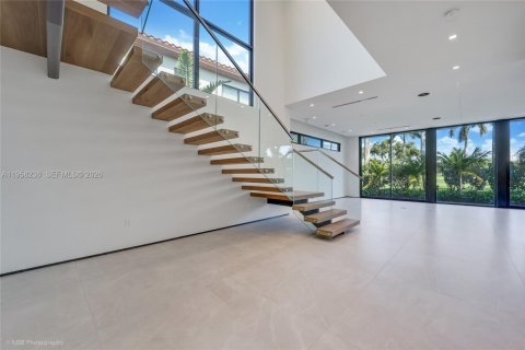 House in Miami Beach, Florida 6 bedrooms, 330.64 sq.m. № 2023356 - photo 13