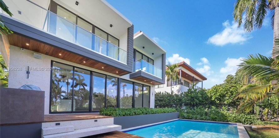 House in Miami Beach, Florida 6 bedrooms, 330.64 sq.m. № 2023356