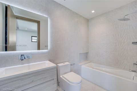 House in Miami Beach, Florida 6 bedrooms, 330.64 sq.m. № 2023356 - photo 16