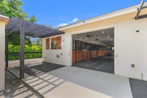 House in Wellington, Florida 1 bedroom, 46.82 sq.m. № 2158318 - photo 8